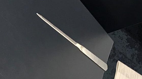 Mit diesem Brieföffner versuchte der Mann, Schließfächer aufzubrechen.