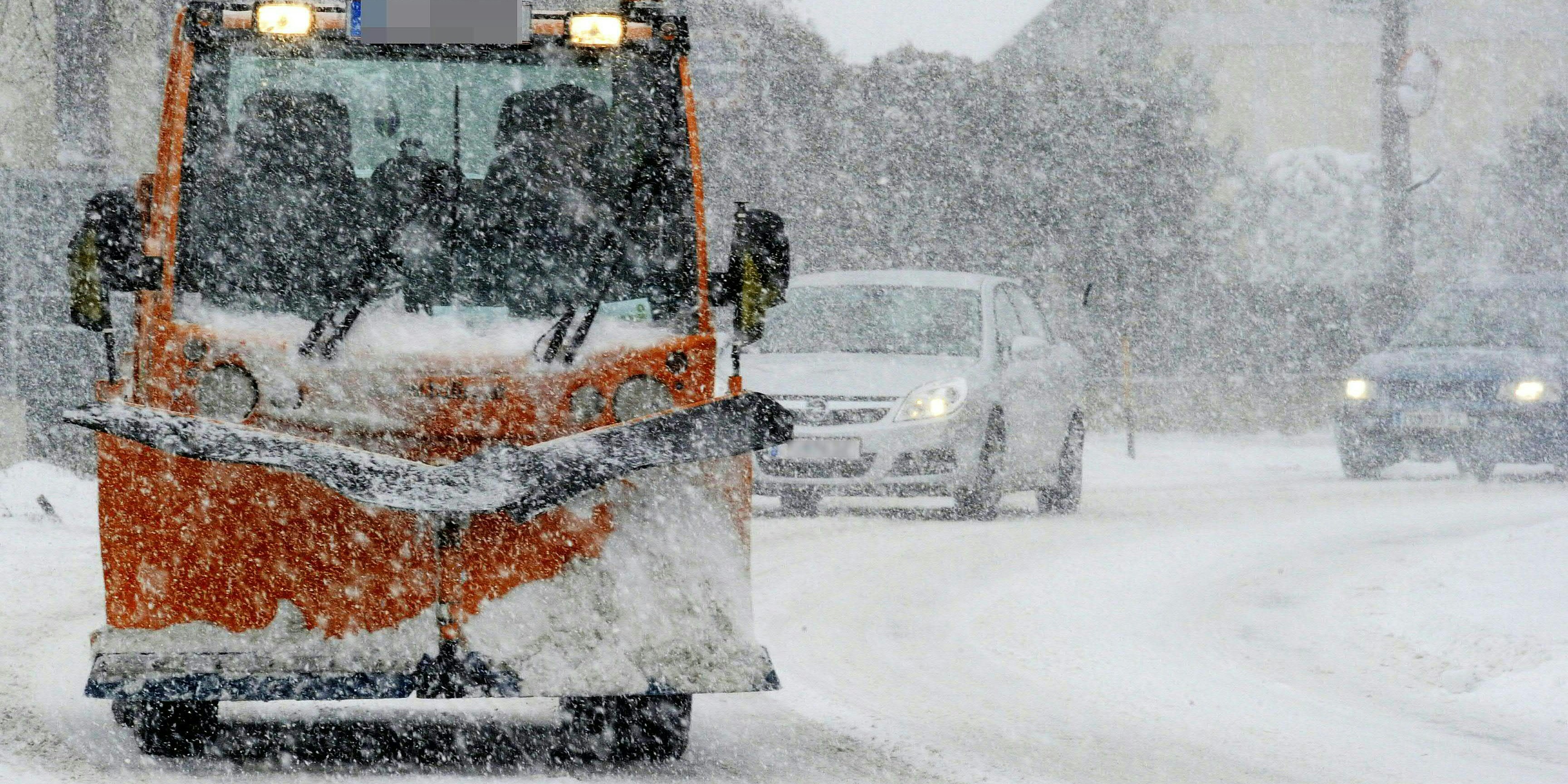 Schneeräumfahrzeug Schneepflug
