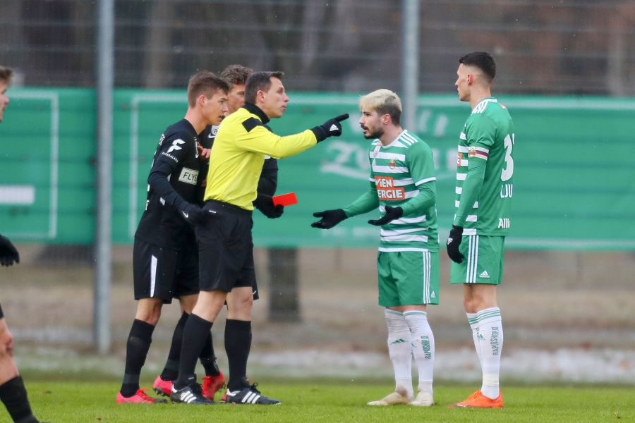 Taxi Fountas sah im Testspiel die rote Karte. 