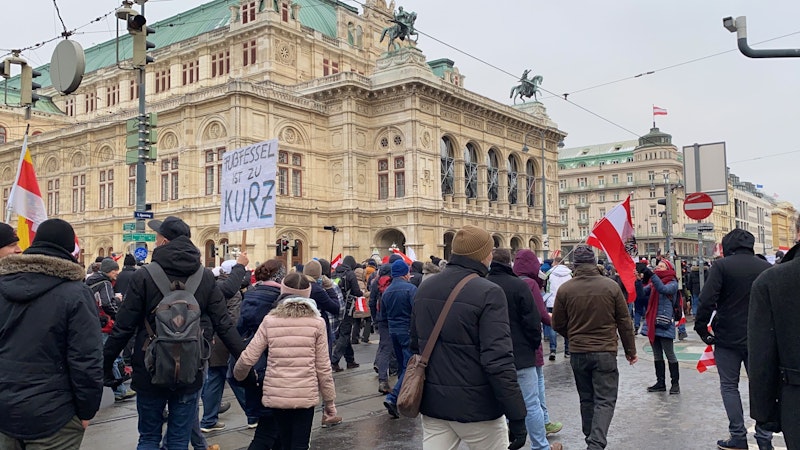 Teilnehmer der großen Anti-Corona-Kundgebung präsentierten Schilder, in denen teilweise krude Verschwörungstheorien vertreten werden.