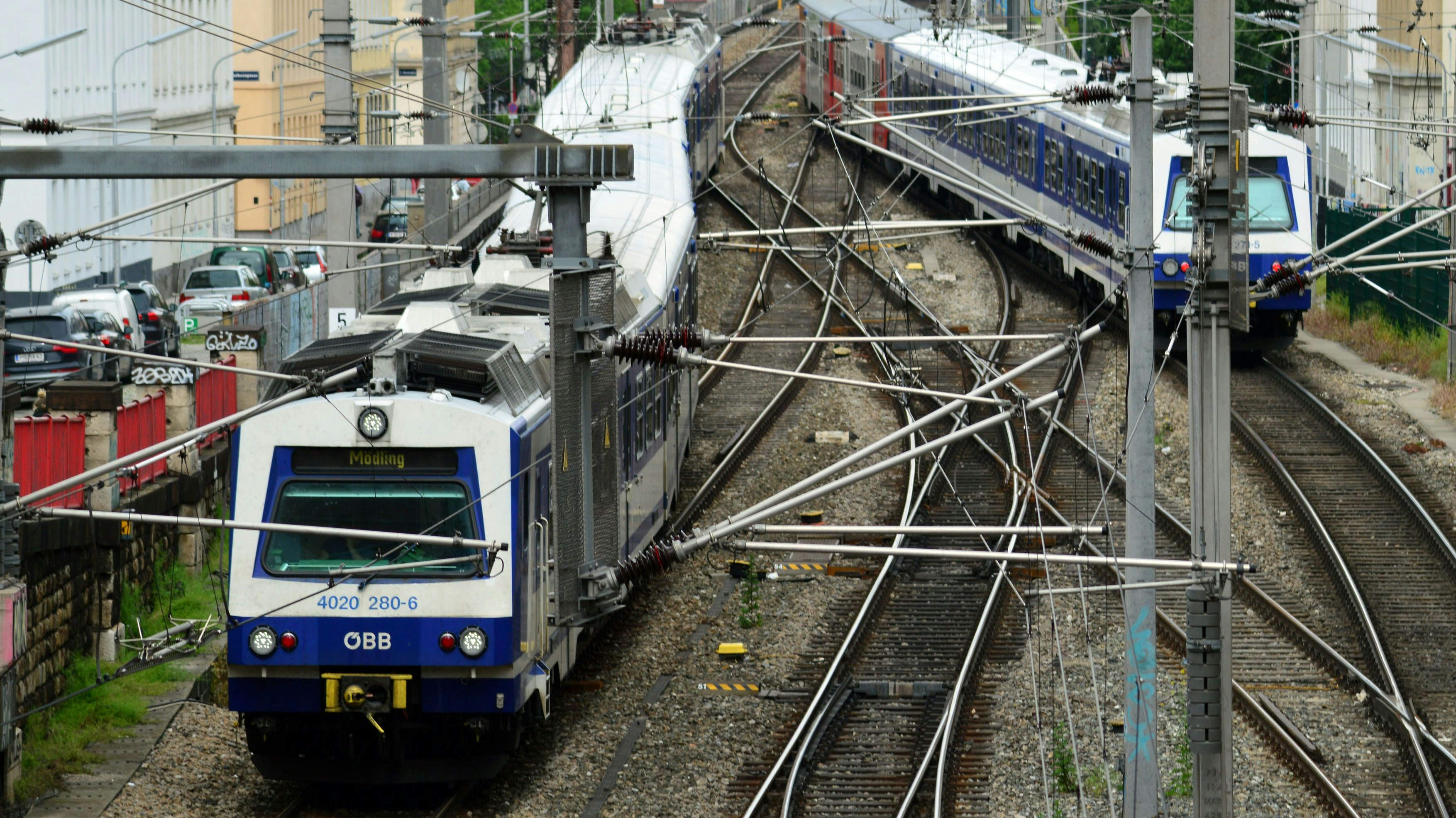 S-Bahn-Garnituren der ÖBB des Typs 4020 im Bereich Bahnhof Wien-Mitte. Archivbild