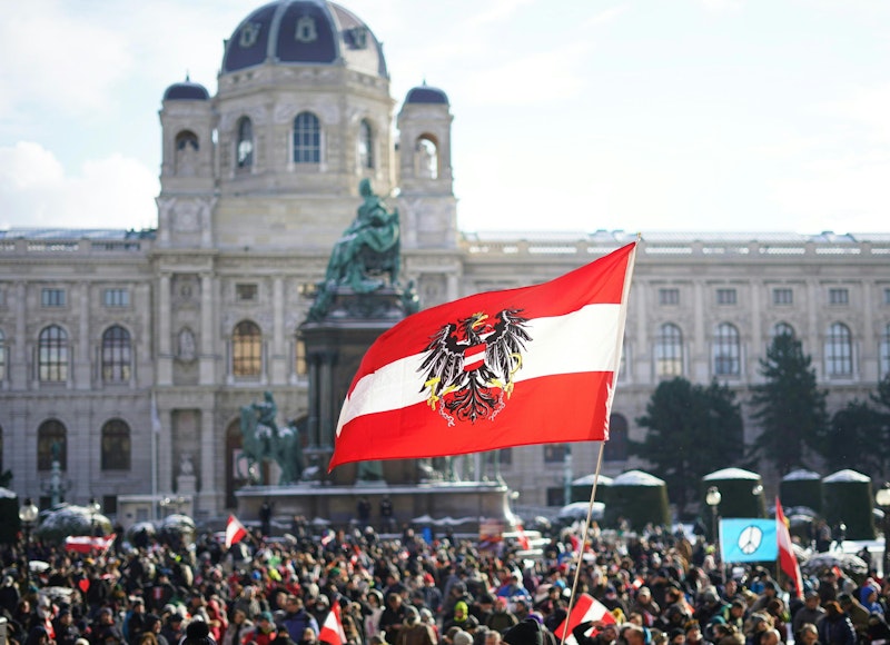 Teilnehmer der Corona-Demo "Für ein freies Österreich" am Maria-Theresien-Platz