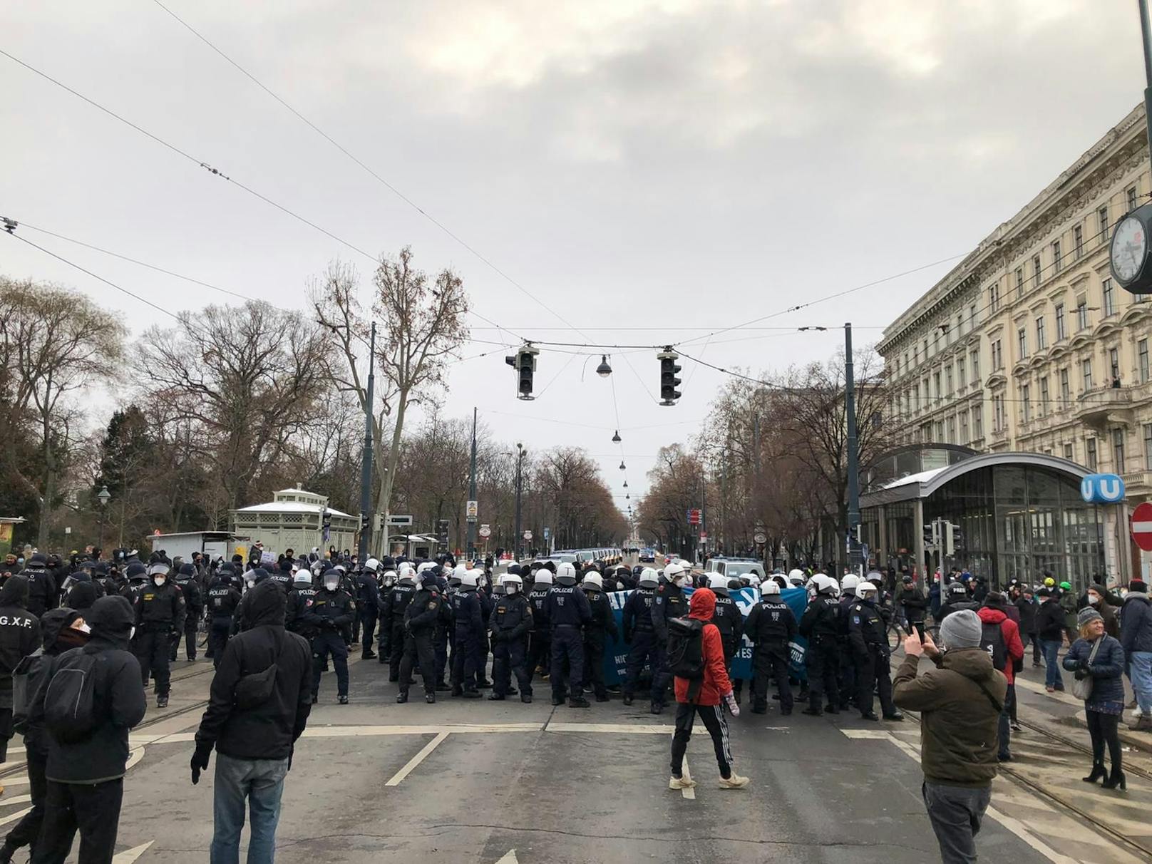 Massives Polizeiaufgebot im Zuge der Demonstration am 16. Jänner 2021 im Wien.&nbsp;