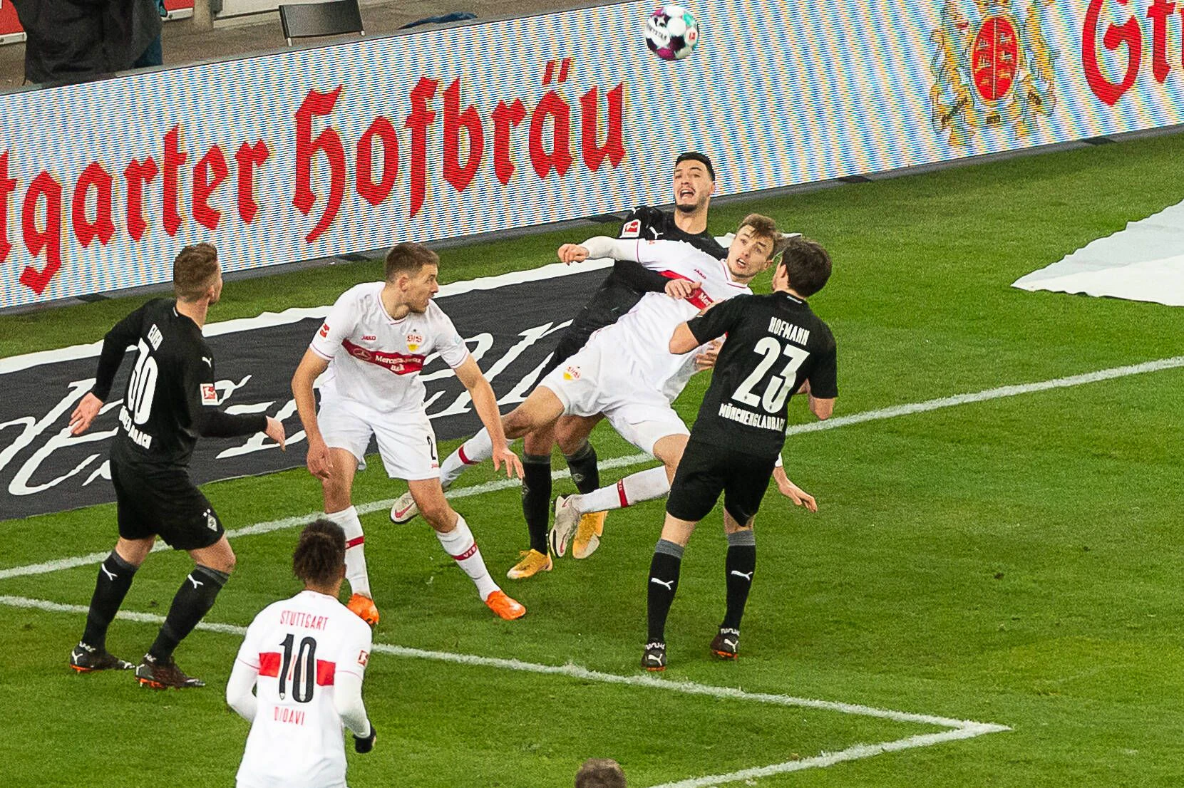 Sasa Kalajdzic geht zu Boden und es gibt Elfmeter