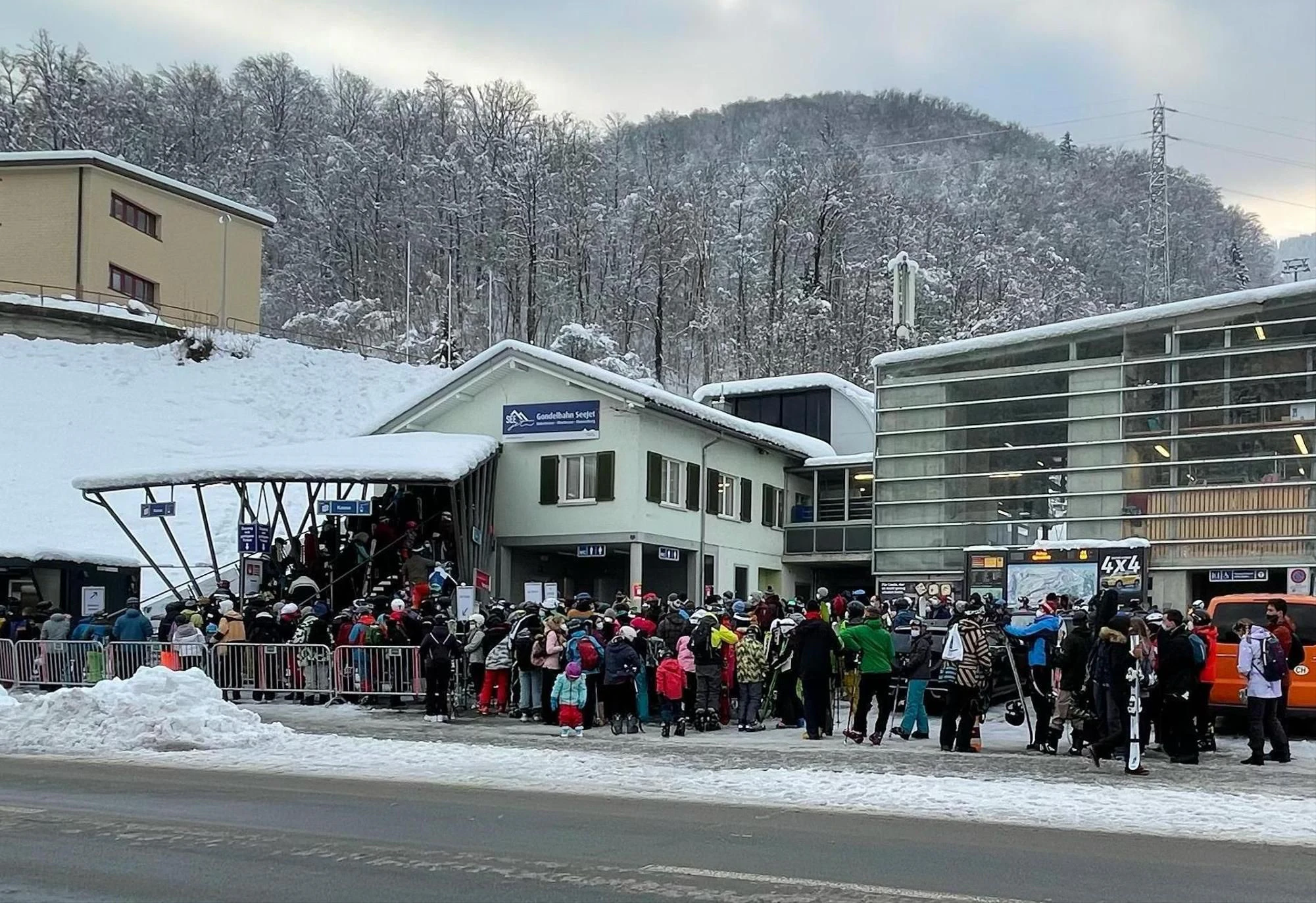 In Unterterzen kommt es bei der Luftseilbahn zu einer langen Warteschlange.