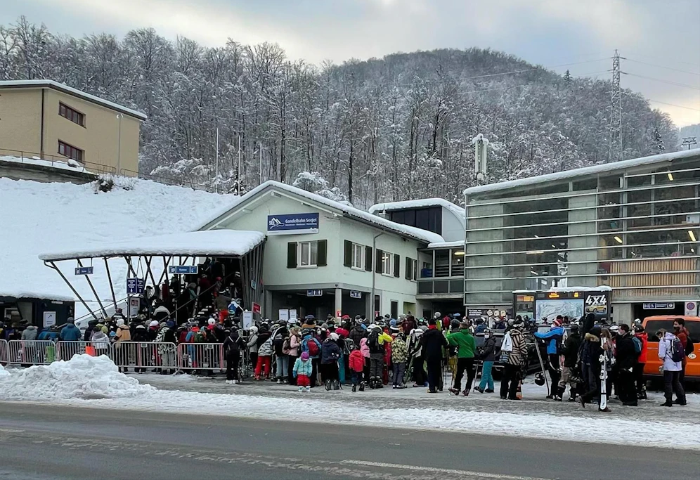 In Unterterzen kommt es bei der Luftseilbahn zu einer langen Warteschlange.