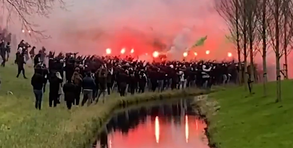 Feyenoord-Fans heizen ihrem Team ein