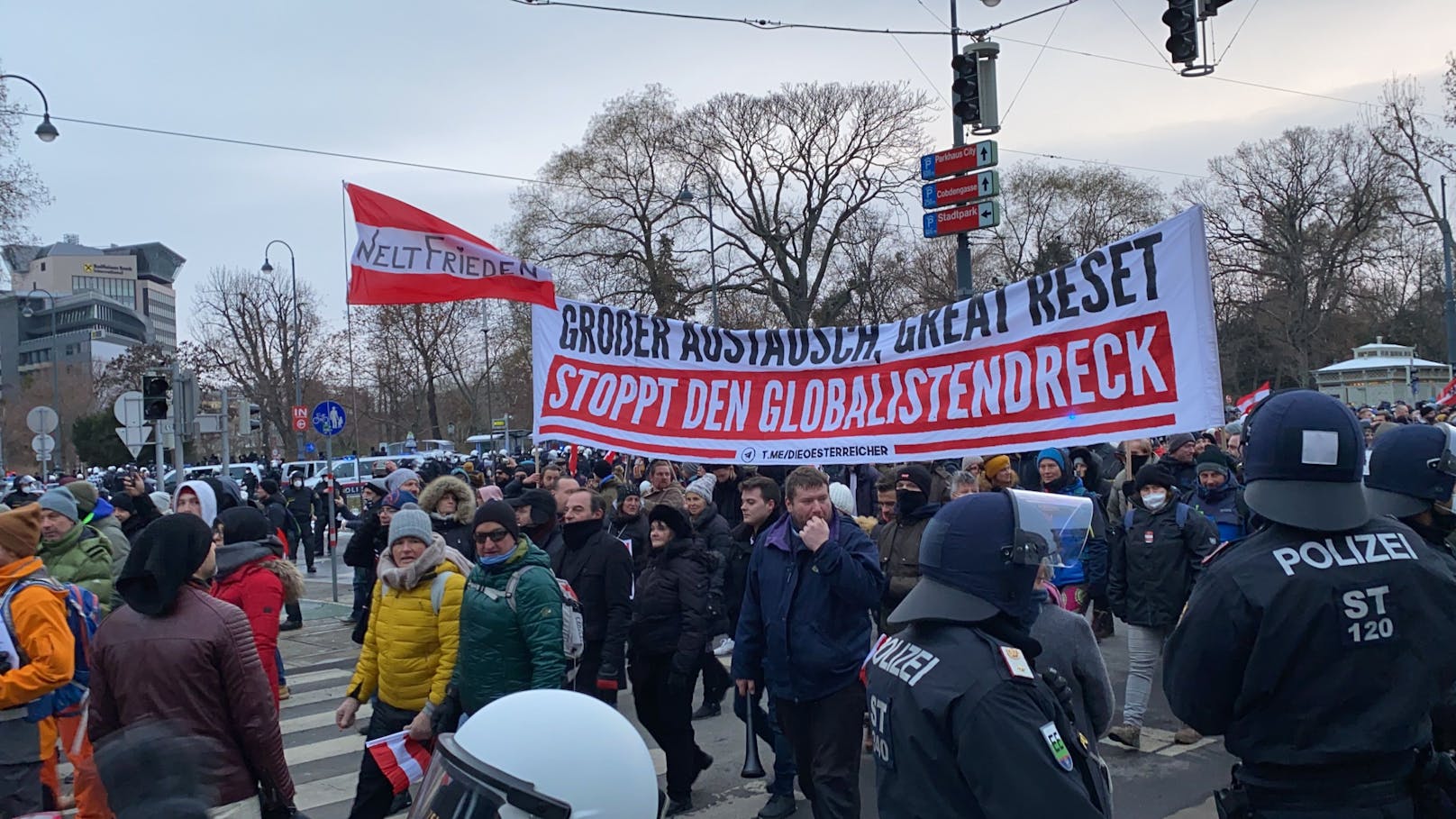 Die große Anti-Corona-Demo in Wien: Unter die Teilnehmer mischten sich auch Rechtsextreme wie die Identitären.&nbsp;