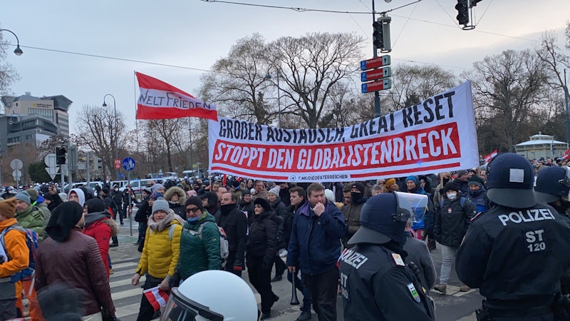 Die große Anti-Corona-Demo in Wien: Unter die Teilnehmer mischten sich auch Rechtsextreme wie die Identitären.&nbsp;