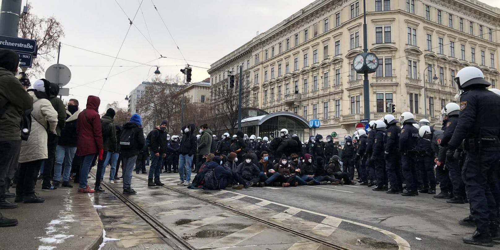 Am 16. Jänner waren Sitzblockaden das Mittel der Wahl. Hunderte Polizisten kesselten daraufhin die Gegendemonstranten mehrere Stunden.
