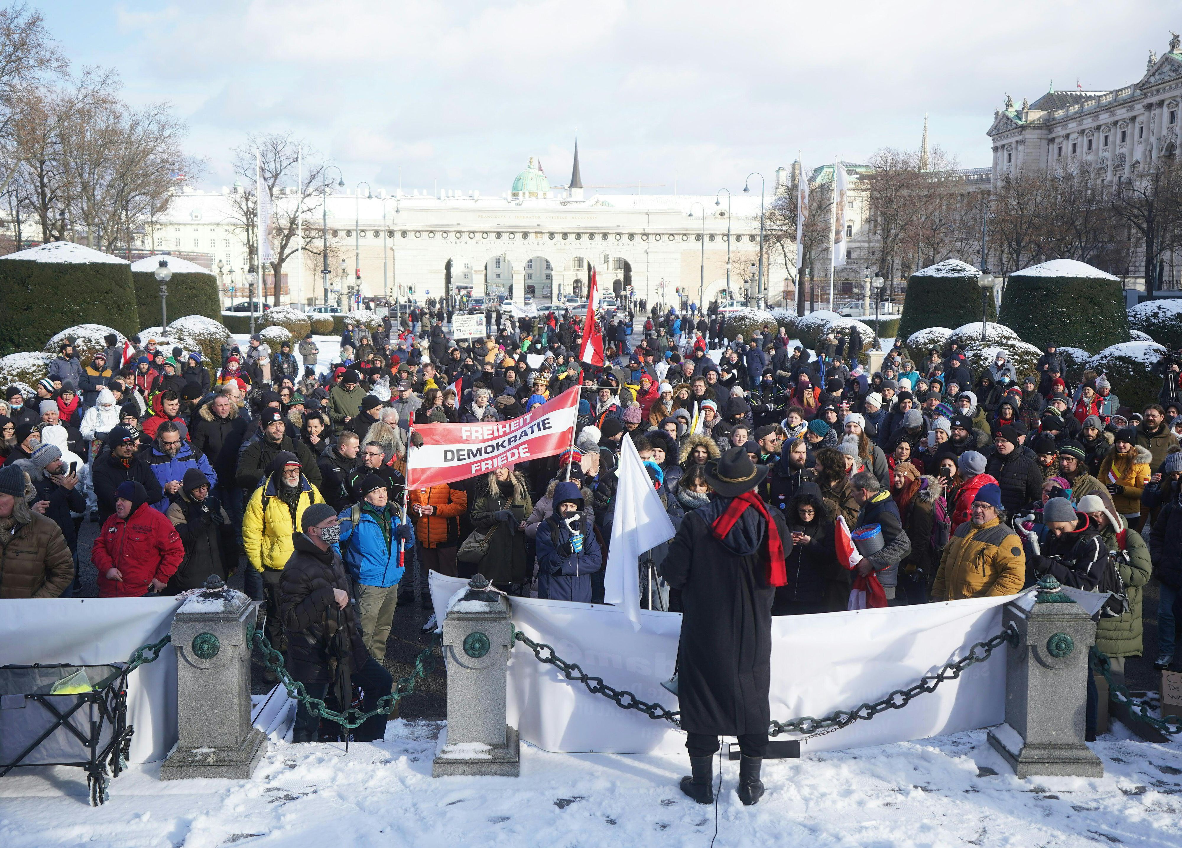 Teilnehmer der Corona-Demo "Für ein freies Österreich" am Maria-Theresien-Platz