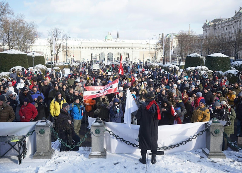Teilnehmer der Corona-Demo "Für ein freies Österreich" am Maria-Theresien-Platz
