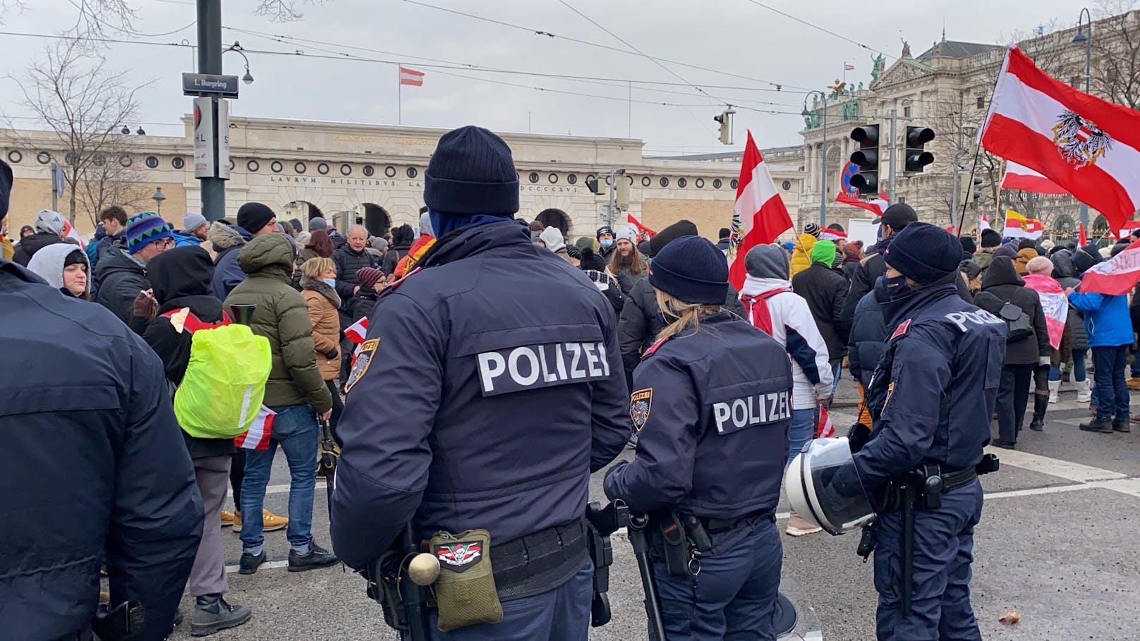Polizisten bei einer Demonstration gegen Corona-Maßnahmen in Wien