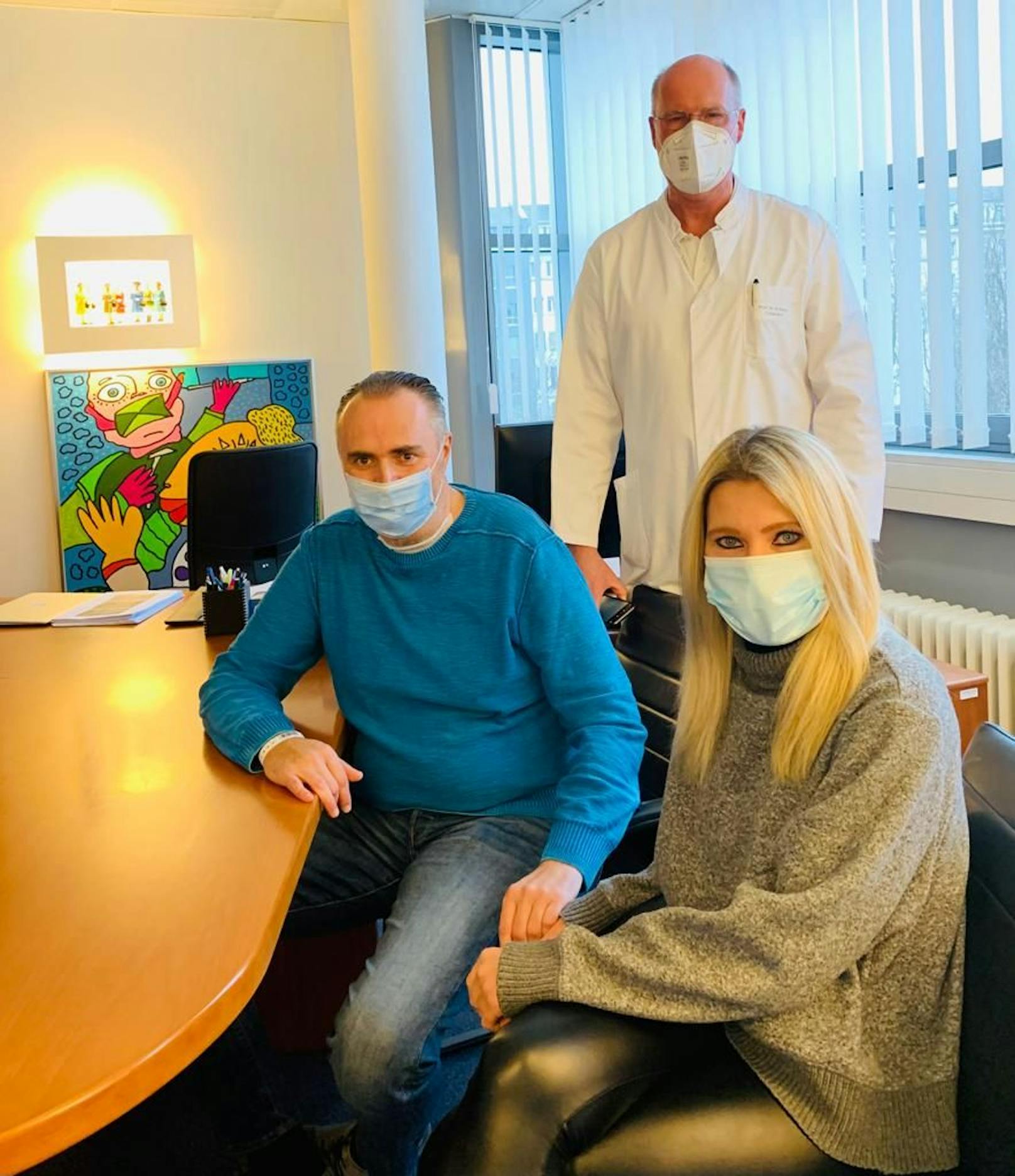 Landeschef Hans Peter Doskozil und seine Verlobte Julia mit dem behandelnden Arzt Andreas Dietz