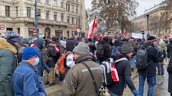 Keine Maske und kein Mindestabstand auf den Demonstrationen der Corona-Rebellen in der vergangenen Monaten