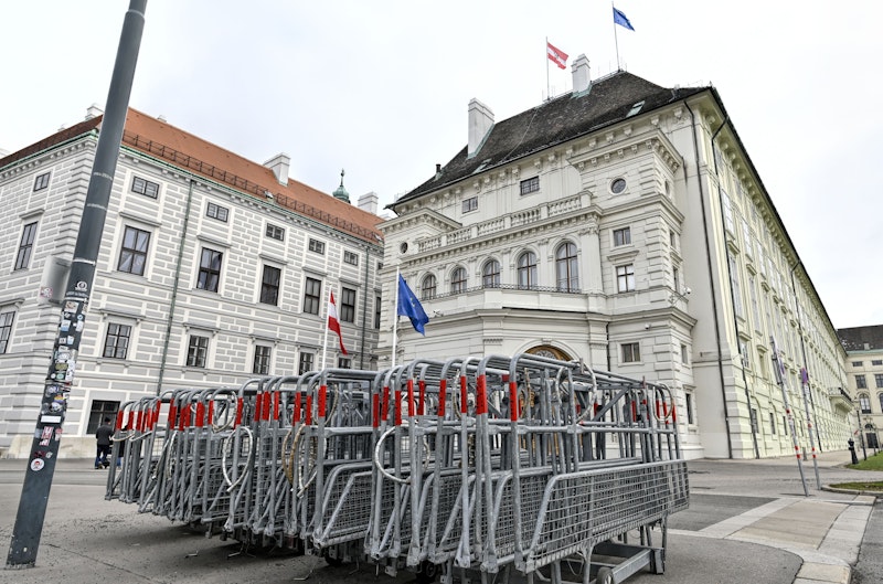 Sperrgitter vor dem Bundeskanzleramt: Die Polizei hat das Platzverbot aktiviert.
