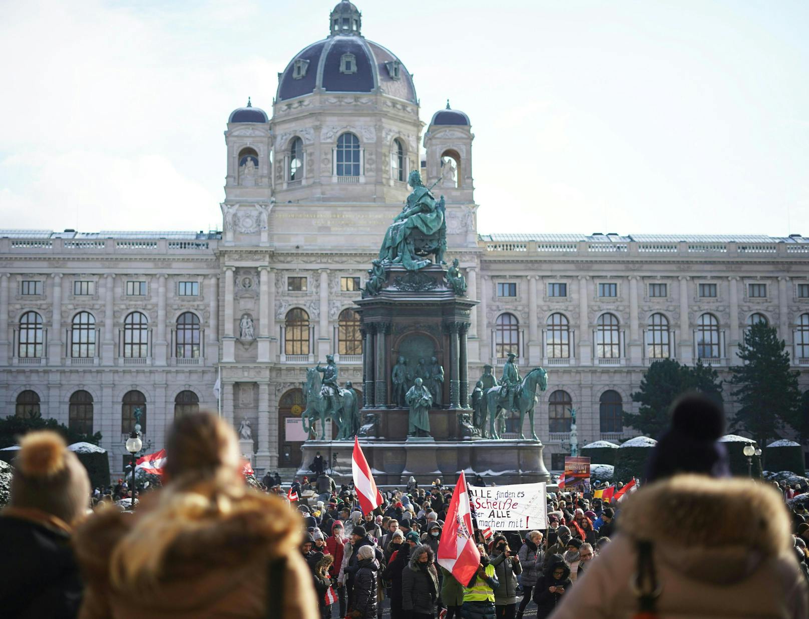 Teilnehmer der Corona-Demo "Für ein freies Österreich" am Maria-Theresien-Platz