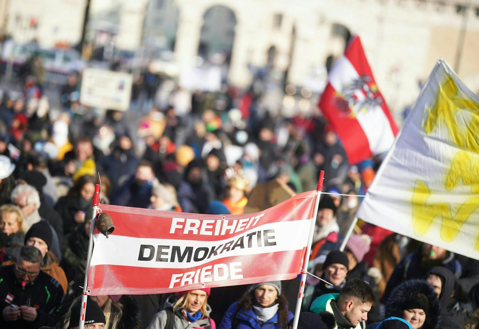 Teilnehmer der Corona-Demo "Für ein freies Österreich" am Maria-Theresien-Platz