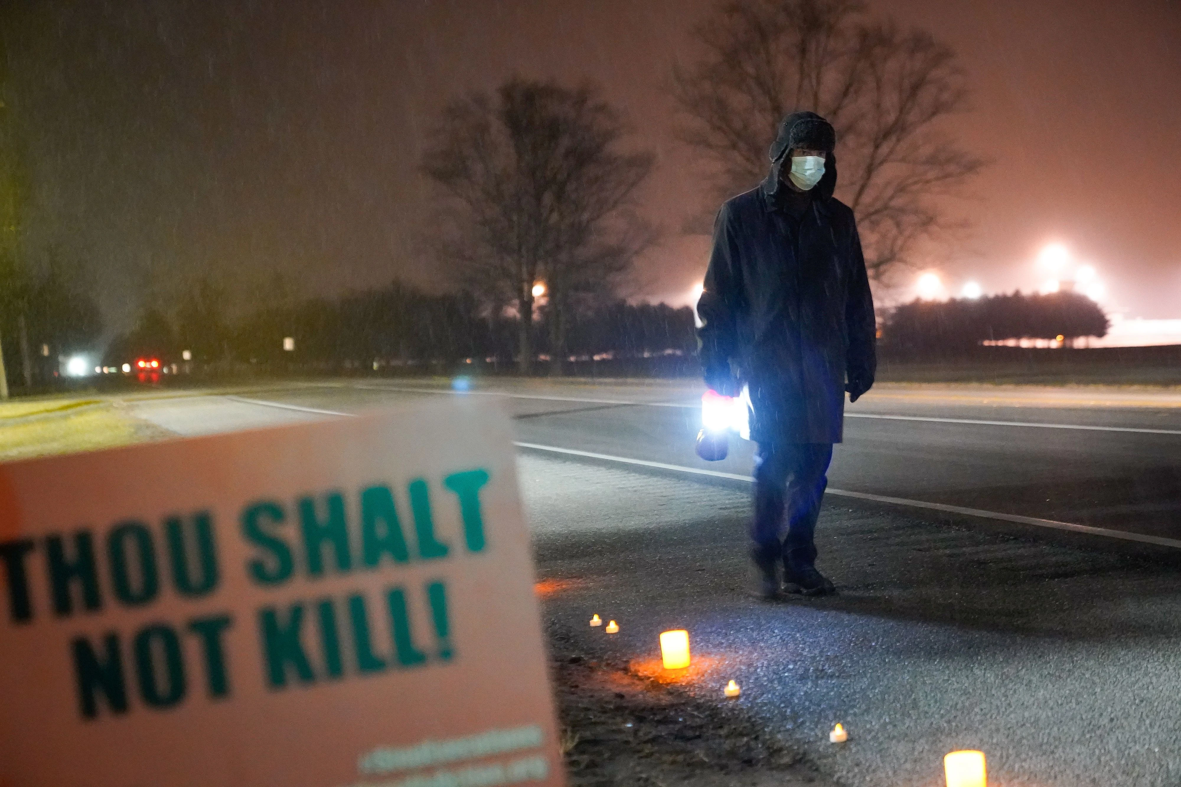 Bill Breeden, ein Anwalt, der gegen die Todesstrafe ist, protestiert außerhalb des Bundesgefängnisses in Indiana gegen die Exekution von Dustin Higgs. 