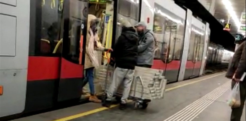 Der Spalt zwischen Zug und Bahnsteig wurde diesem Trio zum Verhängnis