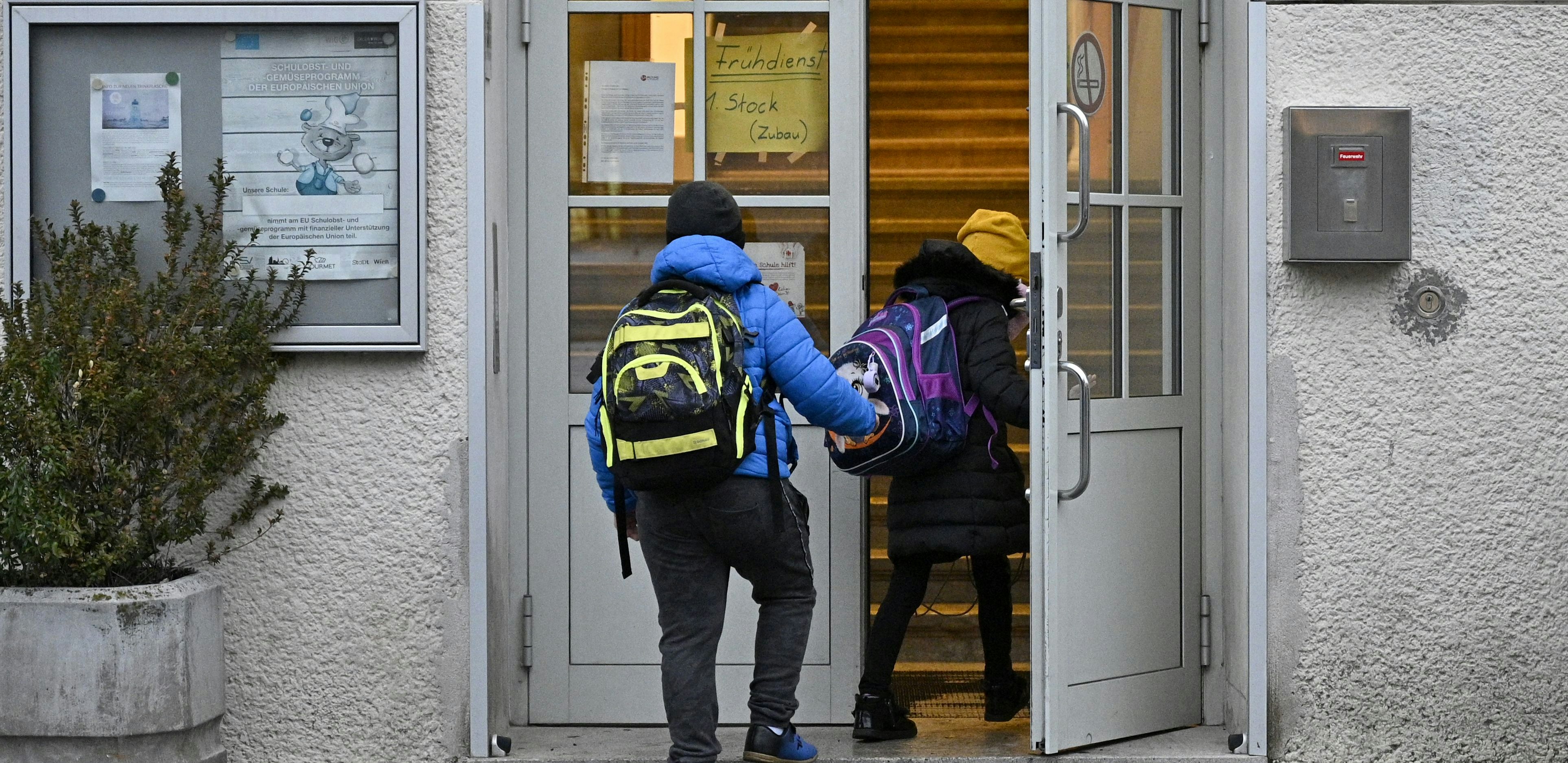 Download von www.picturedesk.com am 17.01.2021 (12:39).  ABD0003_20201207 - WIEN - ÖSTERREICH: Corona: Rückkehr zum Präsenzunterricht in Pflichtschulen. Schulkinder beim Betreten einer Volksschule nach dem Lockdown in Wien-Favoriten am Montag, 07. Dezember 2020 in Wien. - FOTO: APA/HANS PUNZ - 20201207_PD0395 - Rechteinfo: Rights Managed (RM)