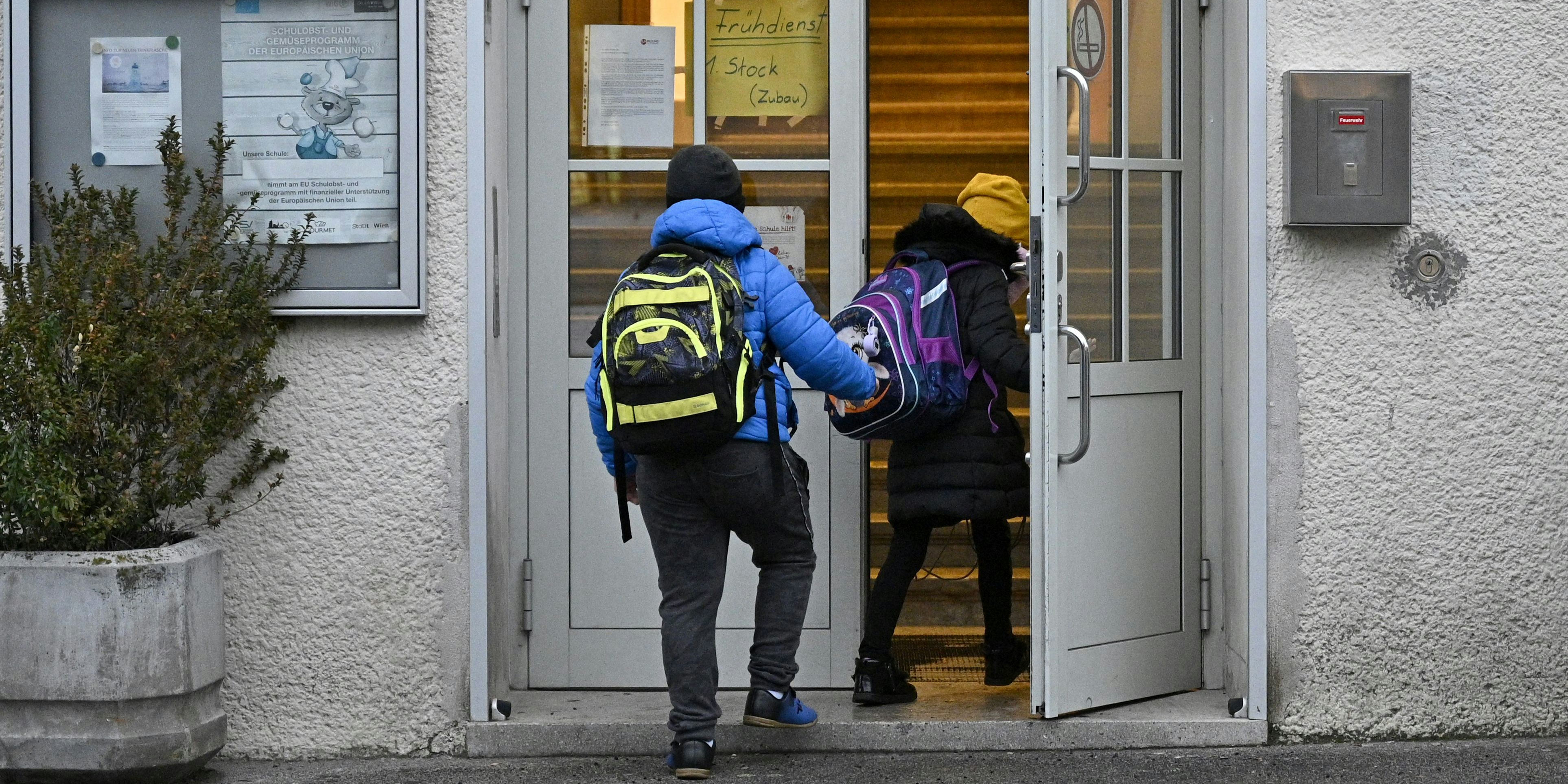 Download von www.picturedesk.com am 17.01.2021 (12:39).  ABD0003_20201207 - WIEN - ÖSTERREICH: Corona: Rückkehr zum Präsenzunterricht in Pflichtschulen. Schulkinder beim Betreten einer Volksschule nach dem Lockdown in Wien-Favoriten am Montag, 07. Dezember 2020 in Wien. - FOTO: APA/HANS PUNZ - 20201207_PD0395 - Rechteinfo: Rights Managed (RM)