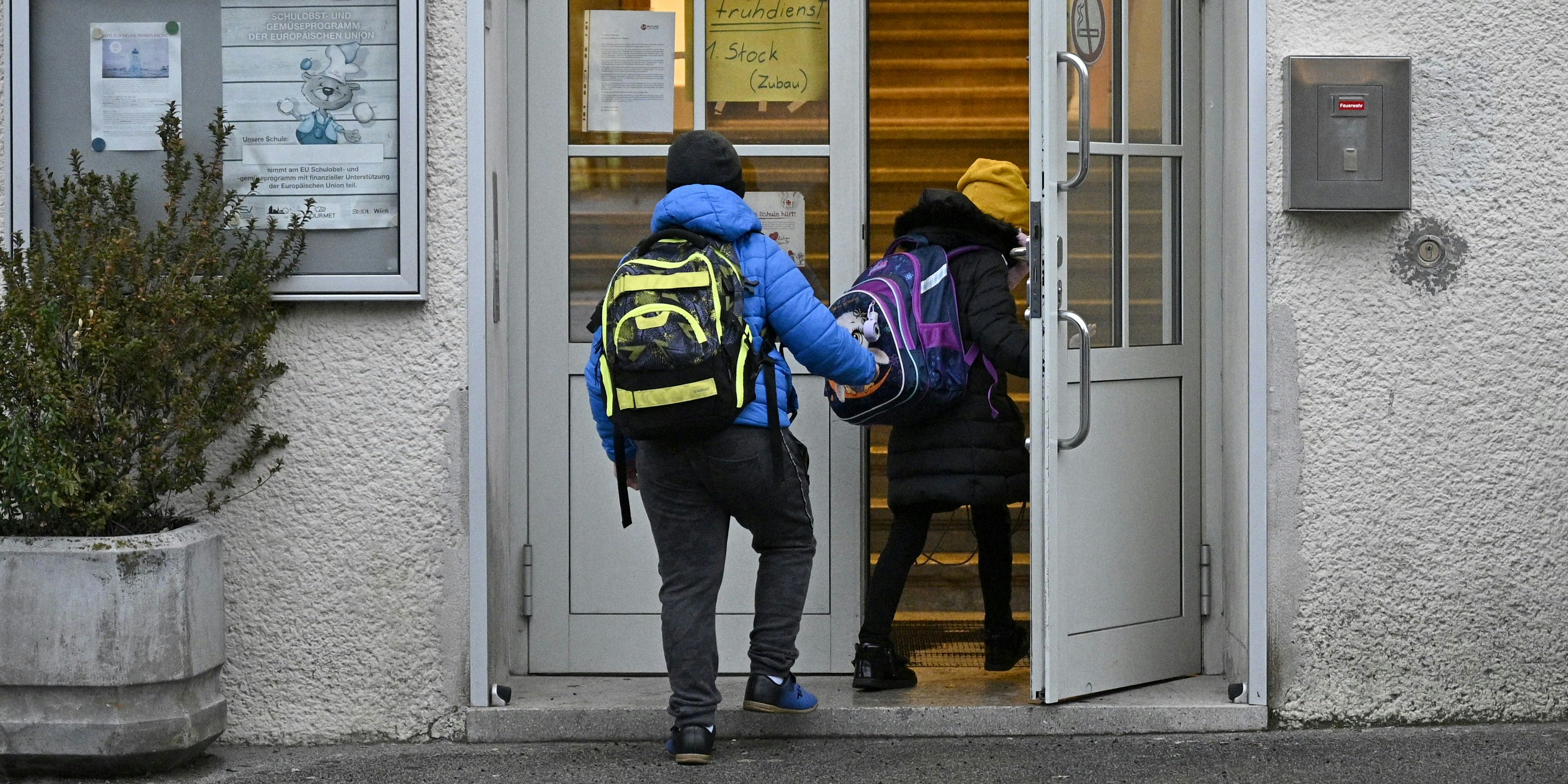 Download von www.picturedesk.com am 17.01.2021 (12:39).  ABD0003_20201207 - WIEN - ÖSTERREICH: Corona: Rückkehr zum Präsenzunterricht in Pflichtschulen. Schulkinder beim Betreten einer Volksschule nach dem Lockdown in Wien-Favoriten am Montag, 07. Dezember 2020 in Wien. - FOTO: APA/HANS PUNZ - 20201207_PD0395 - Rechteinfo: Rights Managed (RM)