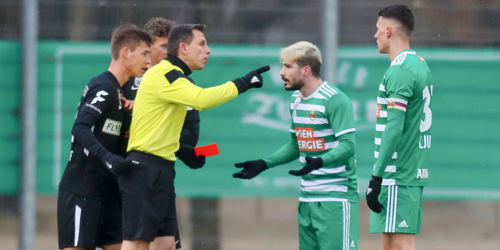 Schiedsrichter Grobelnik schließt Fountas aus.