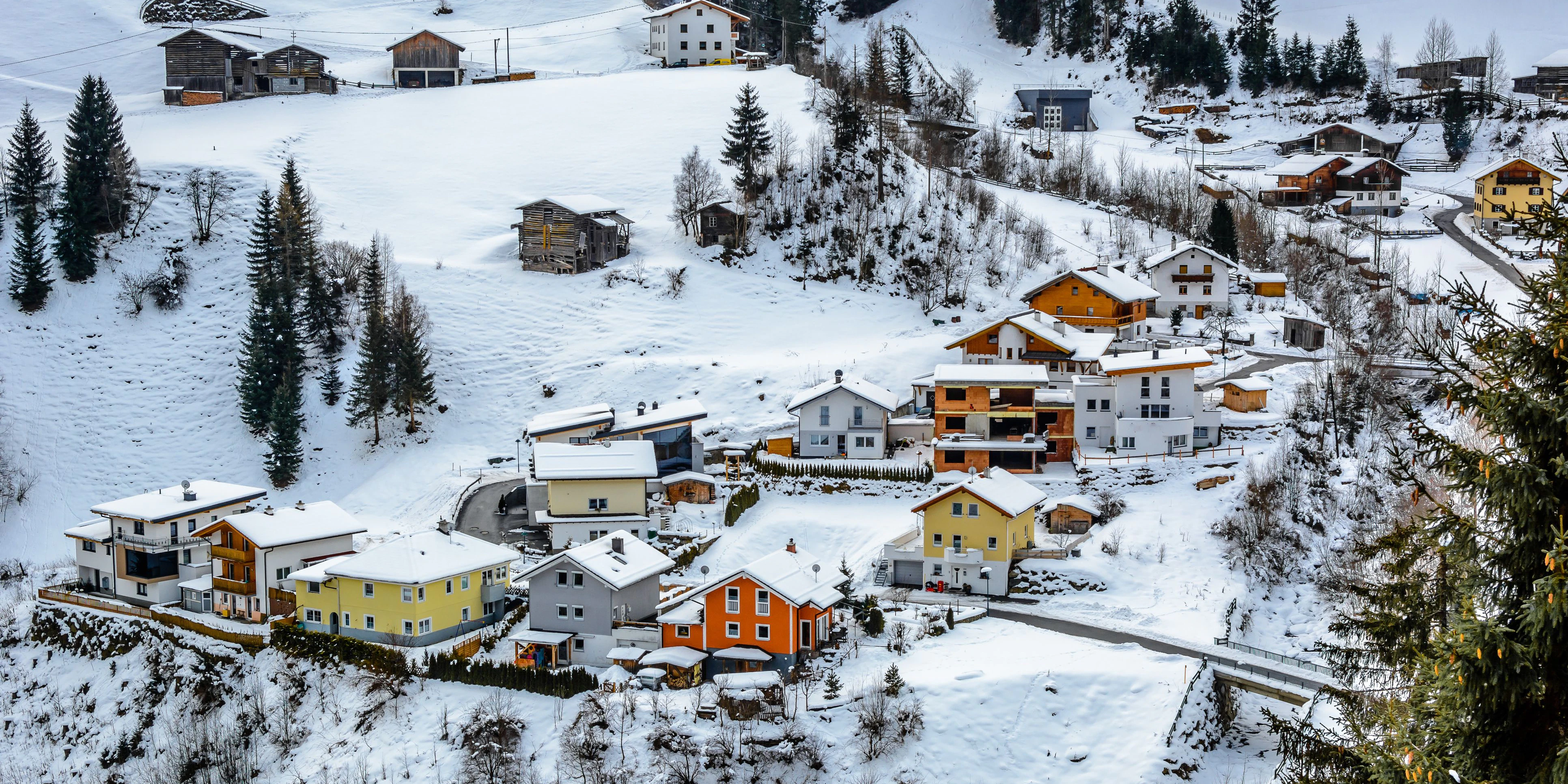 Winter-Dorf mit bunten Hütten im Vorort Ischgl, Österreich. Skiurlaub in den Semesterferien ist heuer nicht erlaubt.