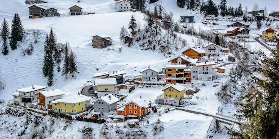Winter-Dorf mit bunten Hütten im Vorort Ischgl, Österreich. Skiurlaub in den Semesterferien ist heuer nicht erlaubt.
