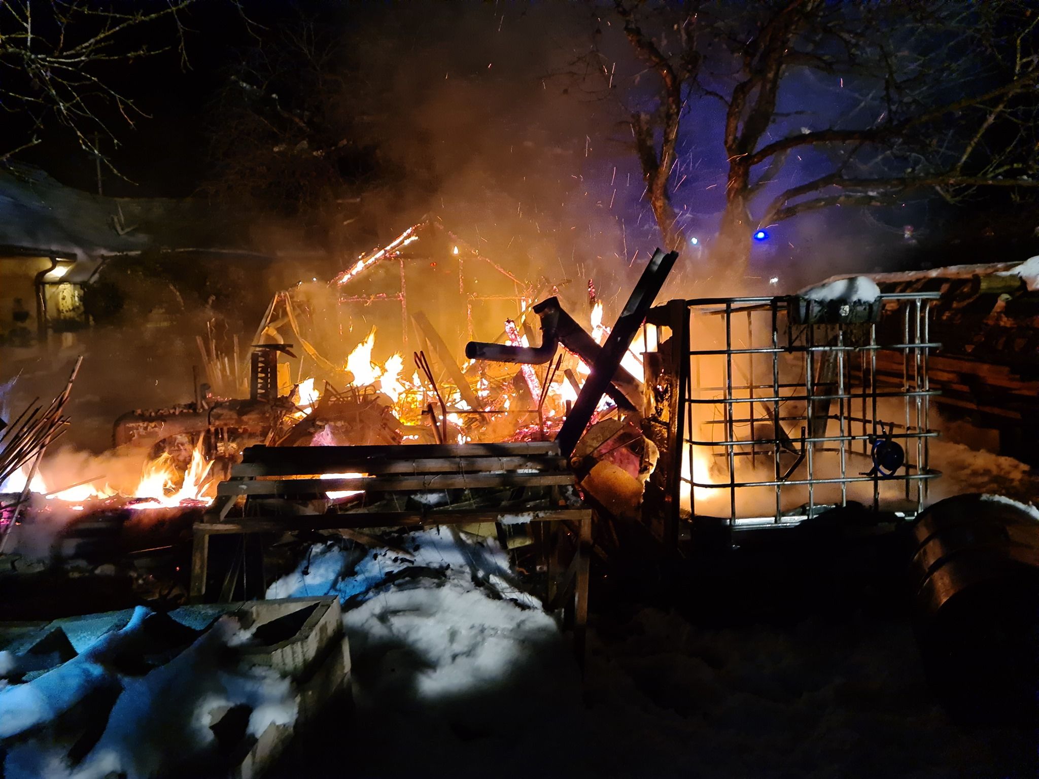 Eine 66-Jährige wollte mit Graberzen ihre Blumen vor dem Erfrieren schützen. Kurz danach brannte das Glashaus samt einem Schuppen komplett ab.