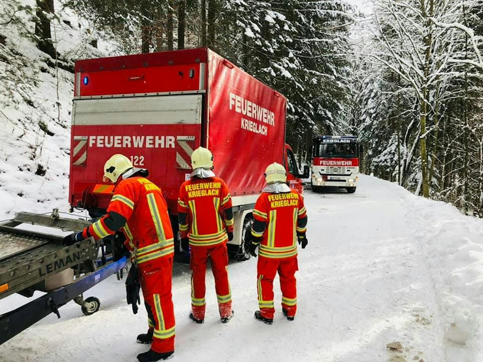 Die Freiwillige Feuerwehr Krieglach wurde zu dem Verkehrsunfall zwischen dem Milchlaster und dem Pkw aus Wien alarmiert (17.01.2021).