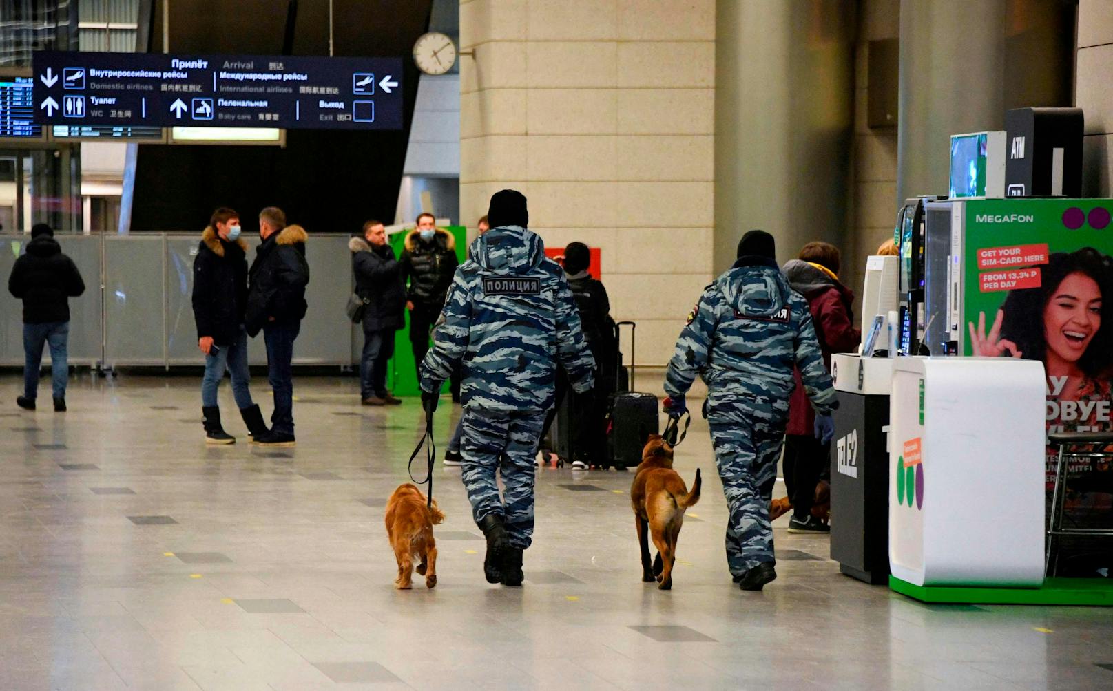 Die Polizei patrouillierte am Moskauer Flughafen, an dem Nawalny ankommen wird. 