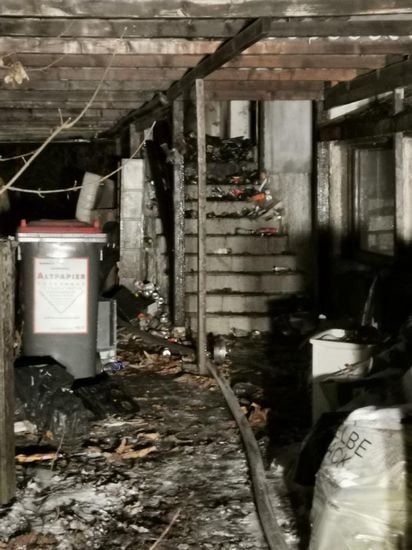 Die Flammen zerstörten alles.