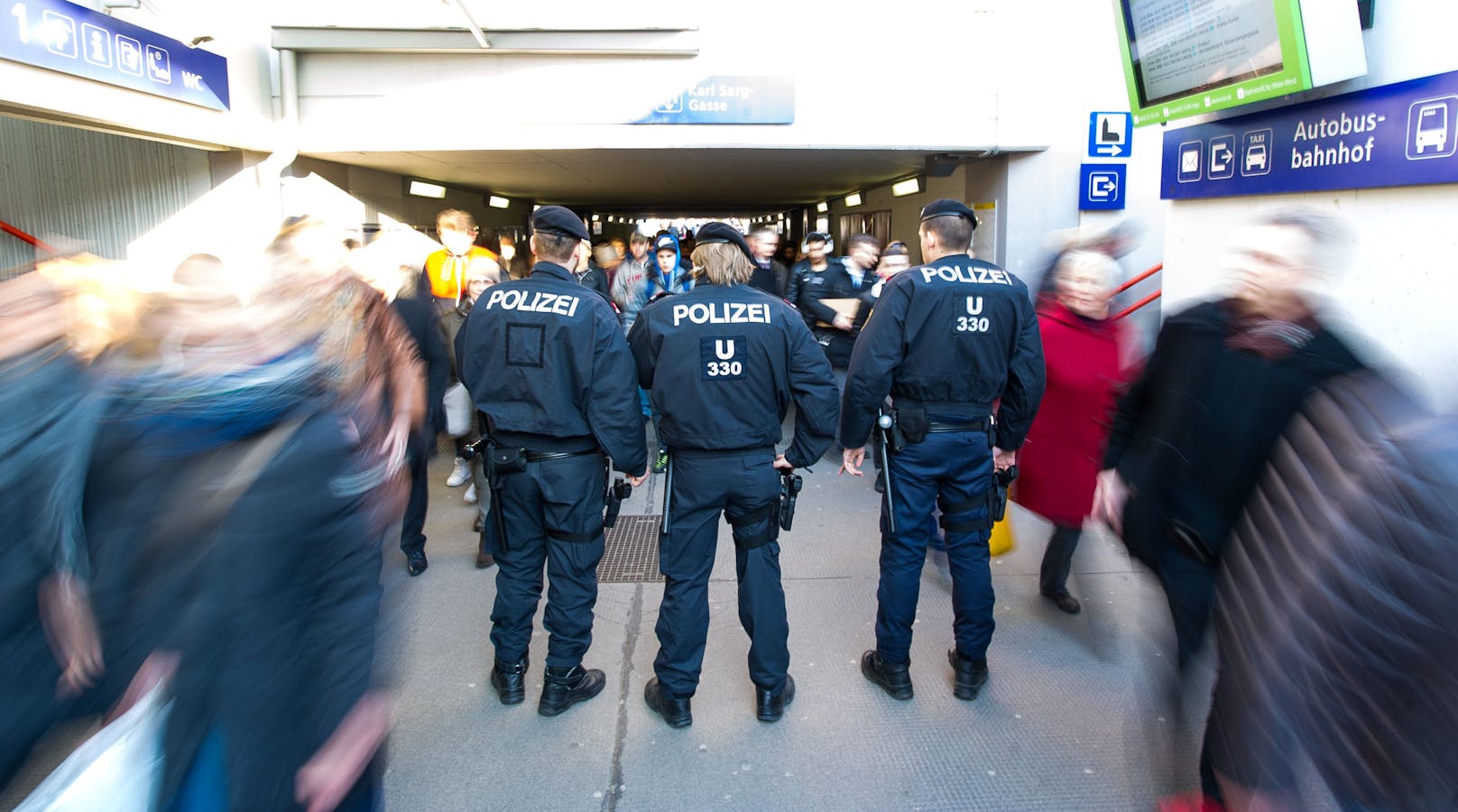 Am Samstagmorgen wurden drei Beamte im Bereich des Meidlinger Bahnhofs von einem 19-Jährigen attackiert und verletzt. Symbolbild.