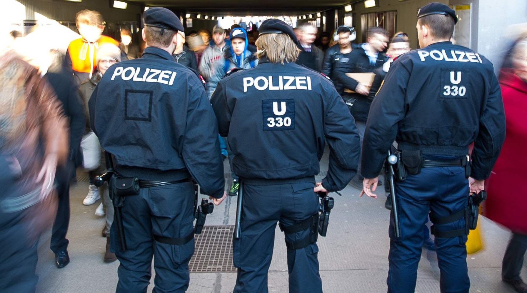Am Samstagmorgen wurden drei Beamte im Bereich des Meidlinger Bahnhofs von einem 19-Jährigen attackiert und verletzt. Symbolbild.