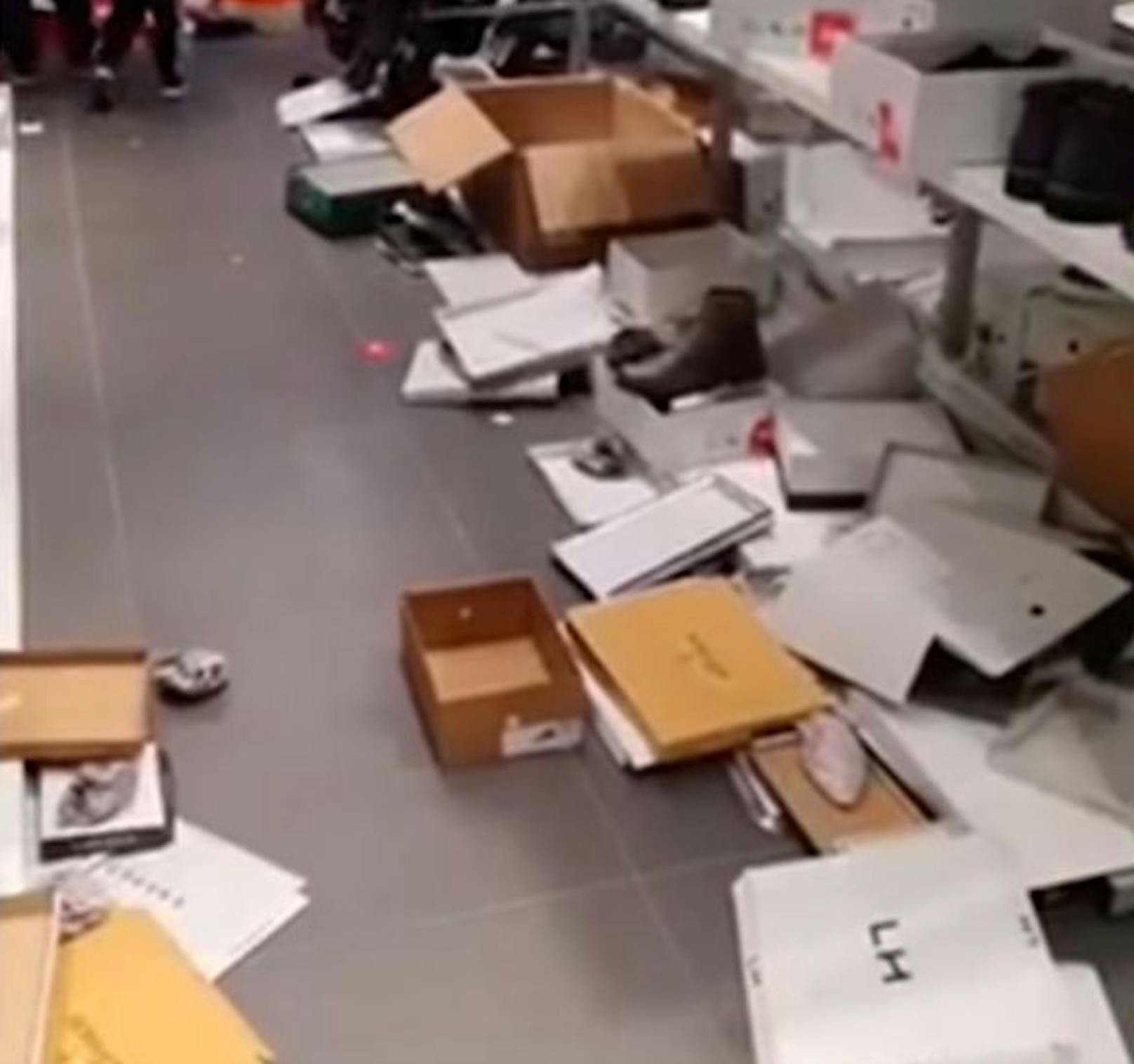 Chaos in Pratteln: Schuhe wurden aus Schachteln gerissen, Kleidungsstücke landeten auf dem Boden