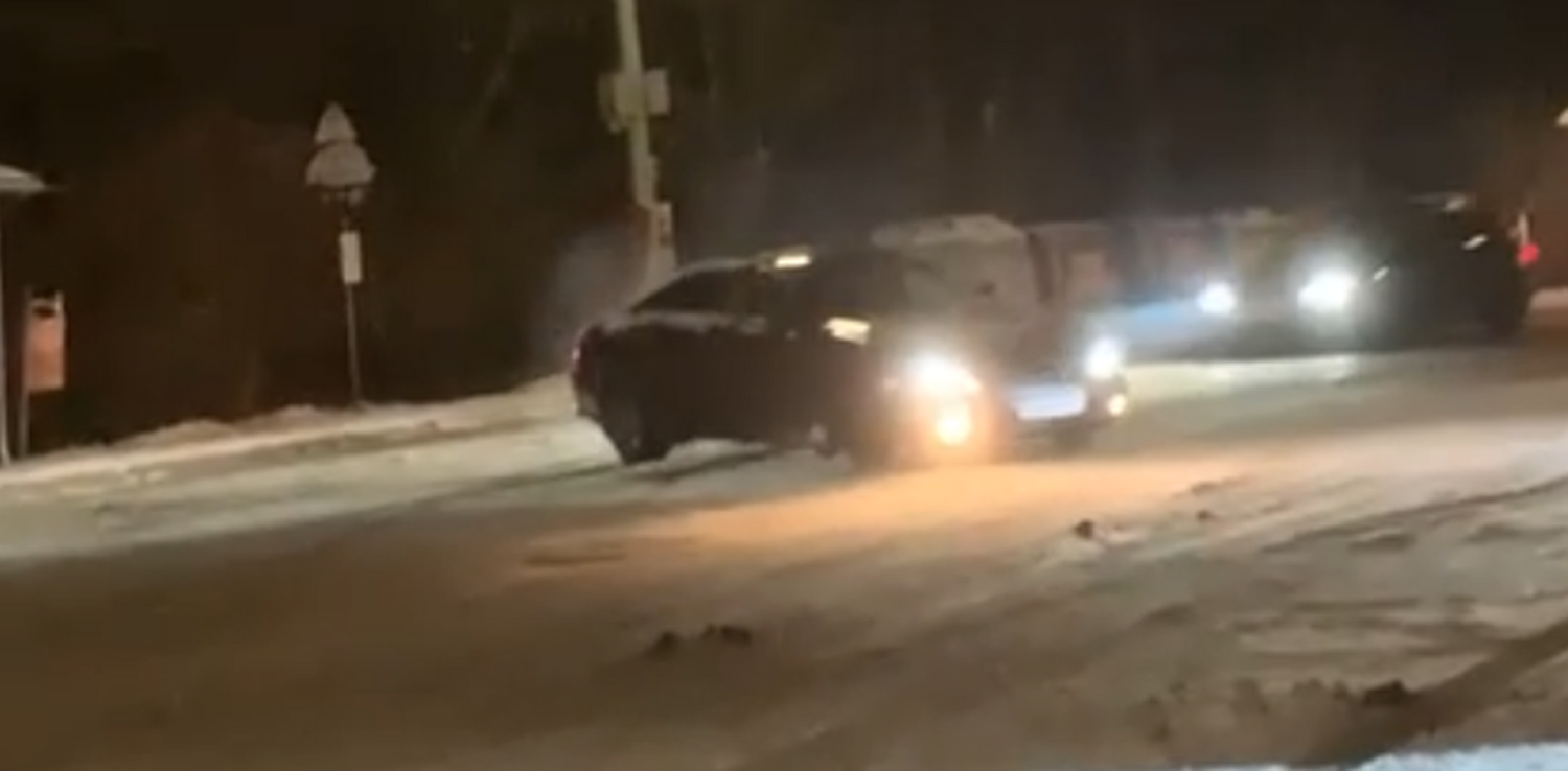 Hier sieht man die Tuner in Action beim Driften am Parkplatz