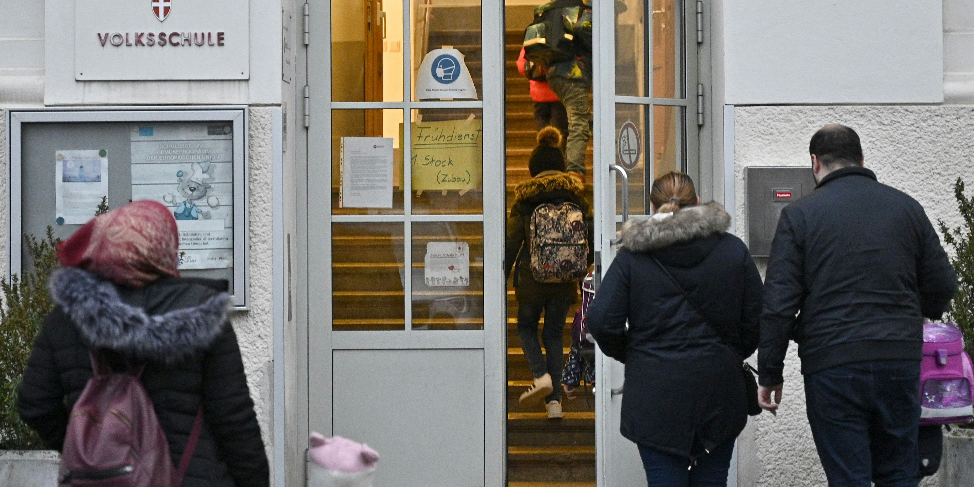 Download von www.picturedesk.com am 17.01.2021 (08:20).  ABD0001_20201207 - WIEN - ÖSTERREICH: Corona: Rückkehr zum Präsenzunterricht in Pflichtschulen. Schulkinder beim Betreten einer Volksschule nach dem Lockdown in Wien-Favoriten am Montag, 07. Dezember 2020 in Wien. - FOTO: APA/HANS PUNZ - 20201207_PD0392 - Rechteinfo: Rights Managed (RM)