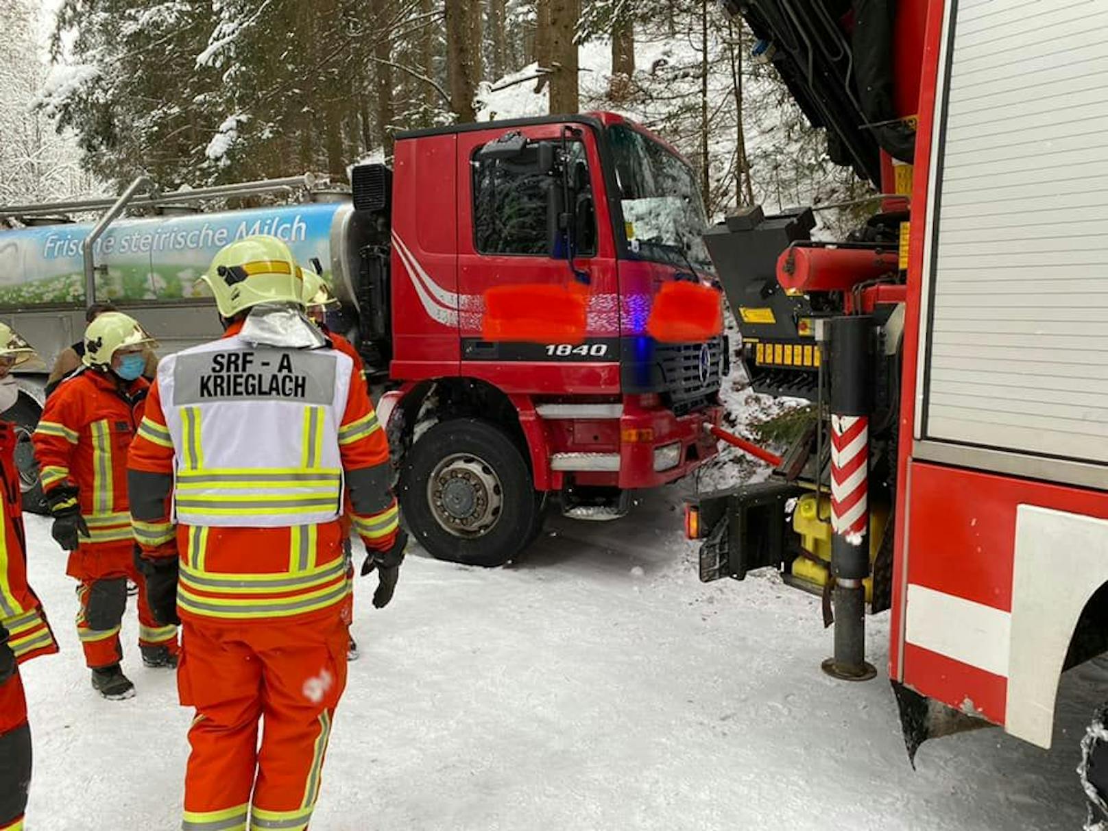 Die Freiwillige Feuerwehr Krieglach wurde zu dem Verkehrsunfall zwischen dem Milchlaster und dem Pkw aus Wien alarmiert (17.01.2021).