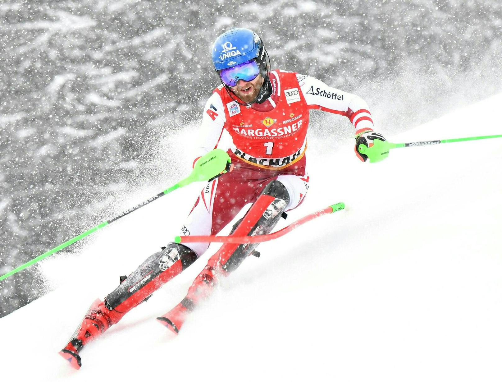 ÖSV-Star Marco Schwarz belegte im zweiten Flachau-Slalom hinter Premierensieger Sebastian Foss-Solevaag (Norwegen) als bester Österreicher den zweiten Platz. Fabio Gstrein fiel von Zwischenrang zwei auf Platz fünf zurück – bestes Ergebnis für ihn. Manuel Feller machte als Zwischendritter einen großen Fehler und wurde in der Entscheidung durchgereicht.