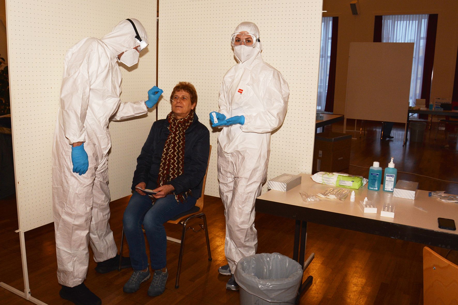  Am Wochenende (16. und 17. Jänner 2021) fand zum zweiten Mal die  Massentestung in Waidhofen an der Thaya statt (im Bild: Monika Schmutz bei der  Testung mit dem Rot Kreuz Testpersonal Michael Jäger und Regina Hauer). 