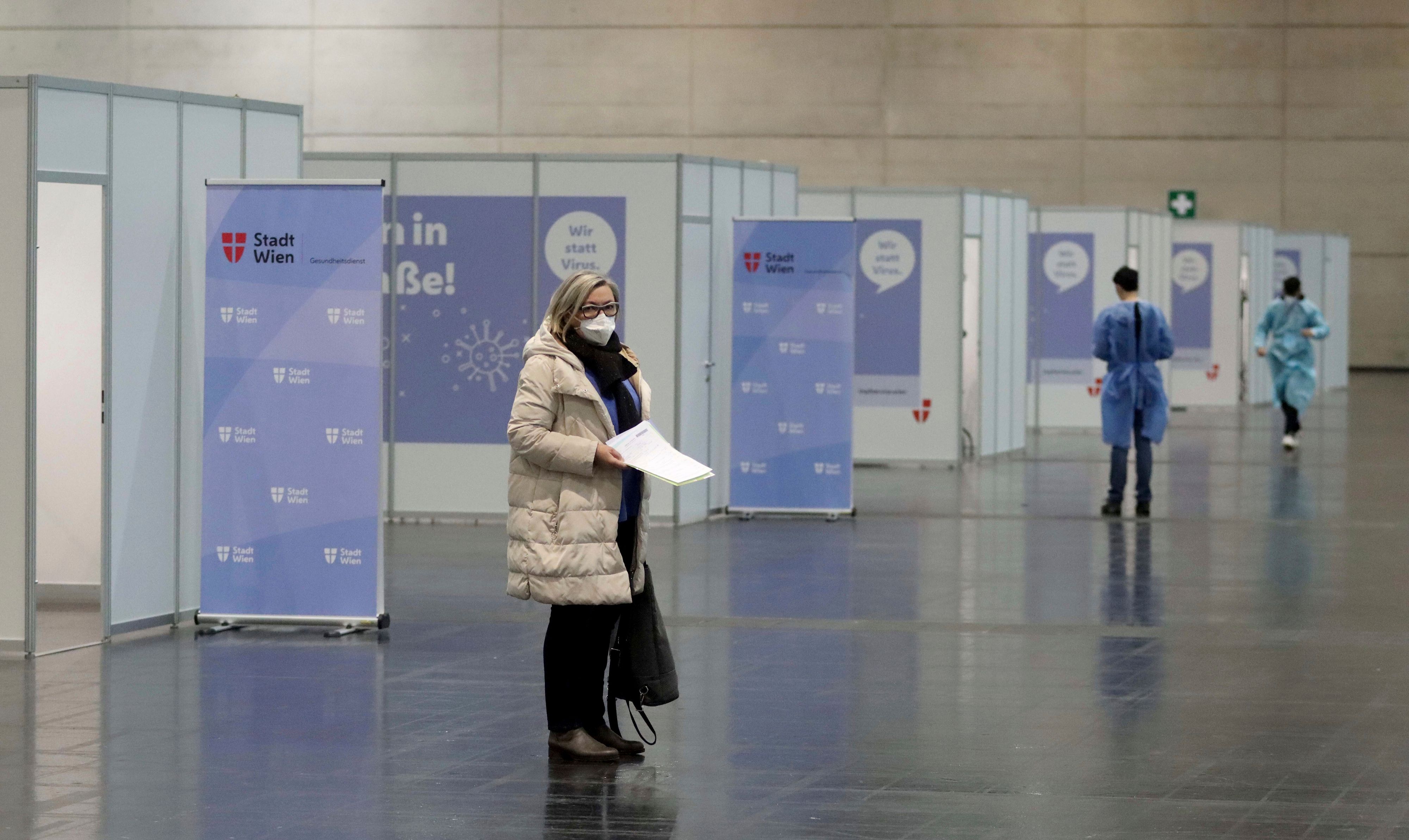 Eine Patientin wartet auf ihre Impfung in Wien