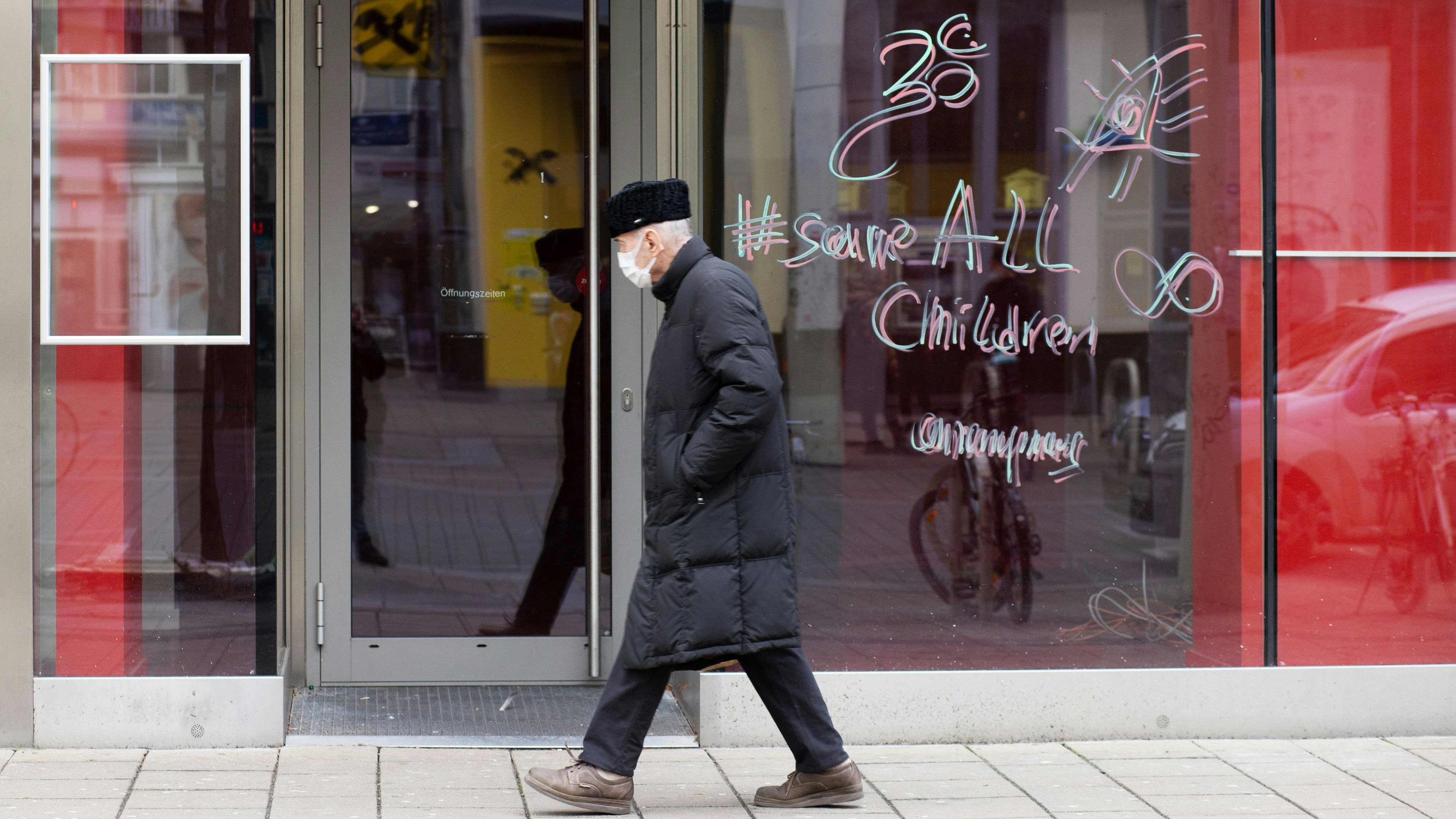 Download von www.picturedesk.com am 17.01.2021 (07:52).  ÖSTERREICH; WIEN; 20210115; Ein Mann trägt eine Schutzmaske vor der leere Auslage eines geschlossenen Geschäftes in einer Einkaufstrasse in Wien am 15. Jänner 2021. Nach dem Ausbruch der Corona - Virus (COVID-19) und dritten Lockdown in Österreich wird mit einer Insolvenz Welle im Handel gerechnet. /// AUSTRIA; VIENNA; 20210115; A man wears a protective mask in the front of the empty window of a closed shop in a shopping street in Vienna on January 15, 2021. After the outbreak of the Corona virus (COVID-19) and the third lockdown in Austria, a wave of insolvency is expected in retail. - 20210115_PD10754 - Rechteinfo: Rights Managed (RM)