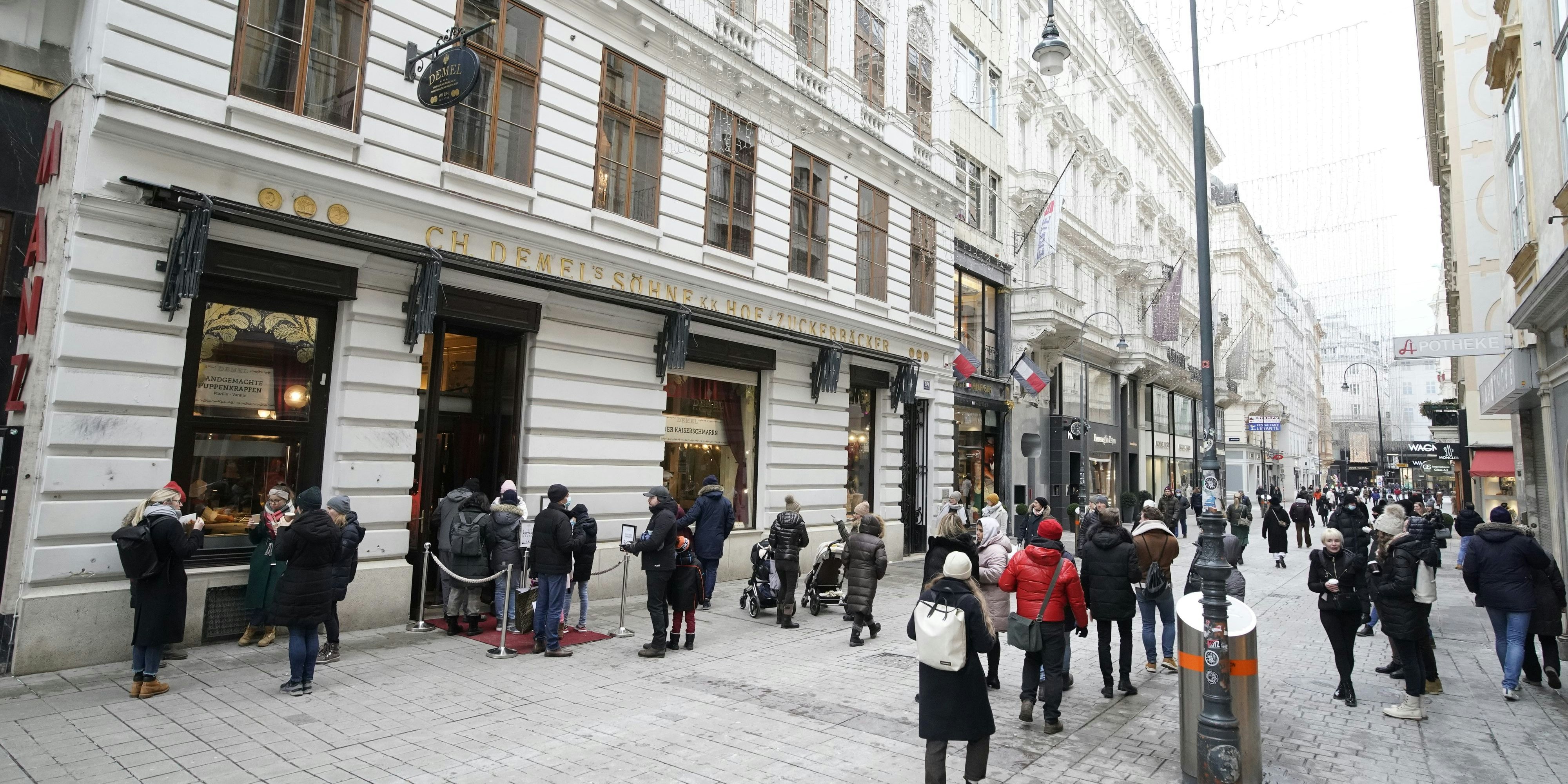 Dutzende Menschen warteten vor der Konditorei, um Take-away-Köstlichkeiten zu ergattern.