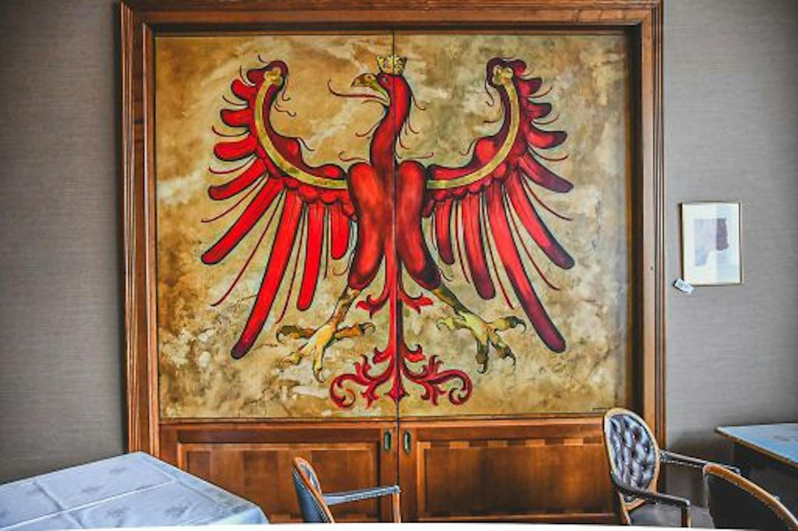 Das "Grand Hotel Europa Innsbruck" versteigert sein Inventar - darunter Gemälde, die Ausstattung der Hotelküche oder Jagdtrophäen.