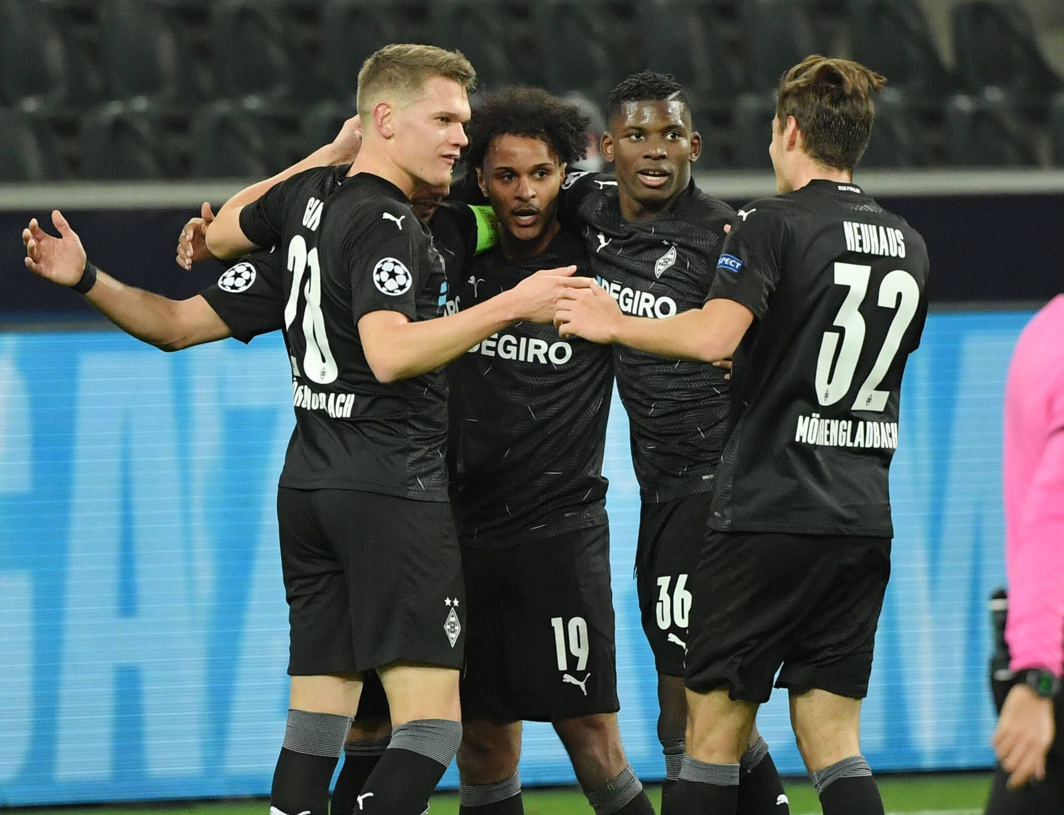 Lazaro-Kollege Embolo (2.v.r.) hat Ärger.