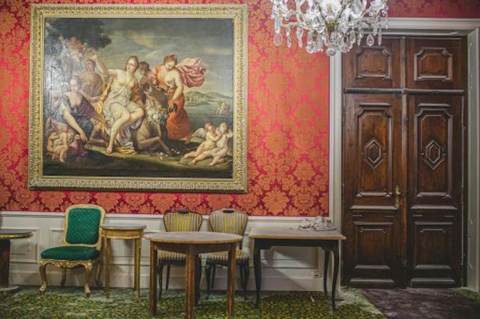 Das "Grand Hotel Europa Innsbruck" versteigert sein Inventar - darunter Gemälde, die Ausstattung der Hotelküche oder Jagdtrophäen.