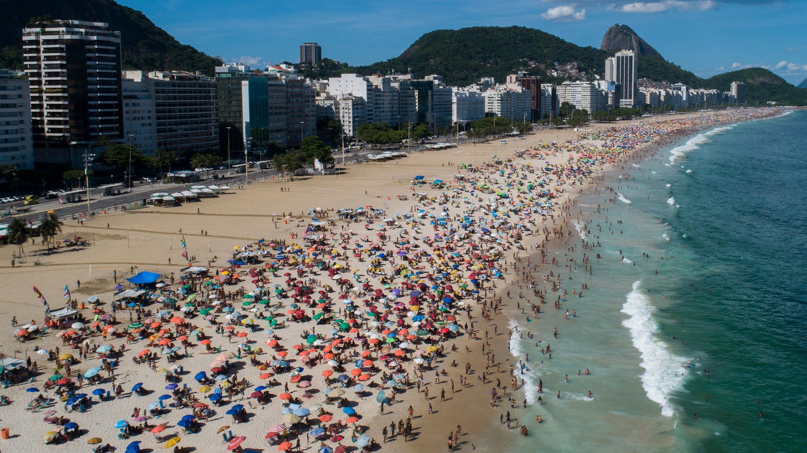 Volle Strände in Rio de Janeiro