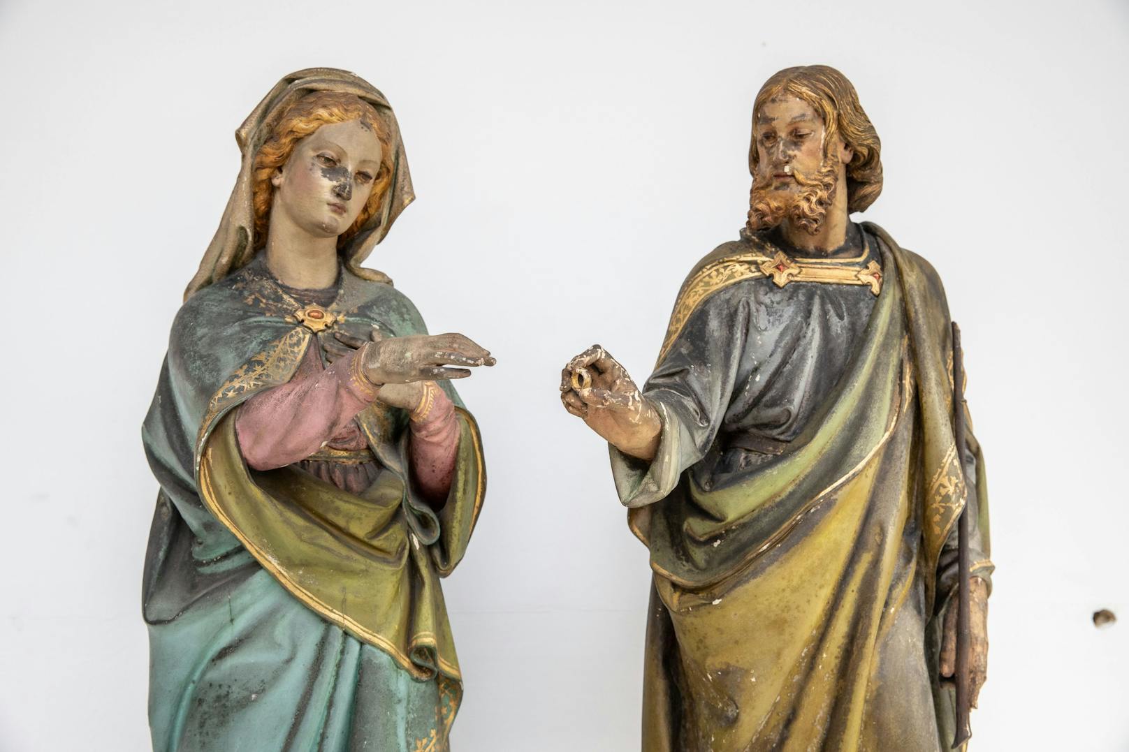Für das Museum in der Votivkirche werden Maria und Josef wieder zum Strahlen gebracht.